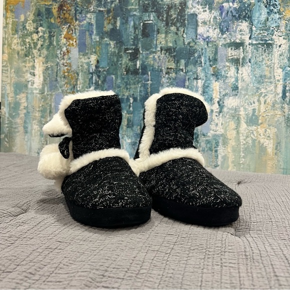 CHINESE LAUNDRY SZ SM 5/6 BLACK & WHITE POM POM PLUSH & KNIT SLIPPER BOOTS NWOT - Picture 2 of 8